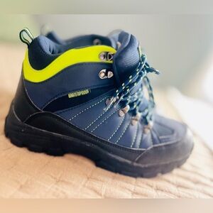OUTDOORLIFE Children’s hiking boots SIZE 5 NEW